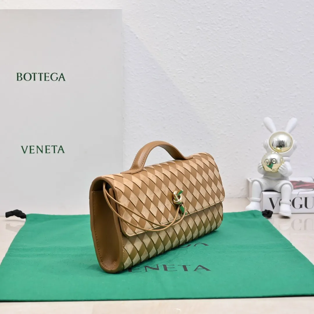 Batch 1360 #Bv New Deerskin Clutch 🎈 The deerskin brown bag with extra points for autumn and winter is so beautiful~🍂 Made of classic woven sheepskin and deerskin, it looks like Maillard for autumn and winter🤎 It can be held by hand, carried by hand or carried under the arm. The metal knot embellishment exudes temperament and nobility~ , equipped with a zipper compartment inside, it is a good companion for your daily life🧑‍❤️‍💋‍🧑, whether you are walking on the red carpet or attending a dinner, it will add a unique charm to you💞 Model: 1511 Size: 31x13x3